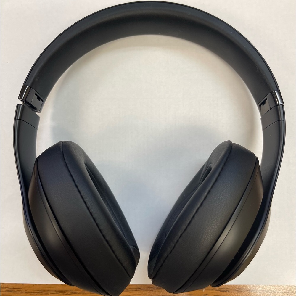 LIKE NEW BEATS SOLO HEADPHONES WIRELESS